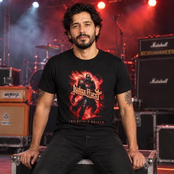 Modelo con playera negra de 2 en concierto