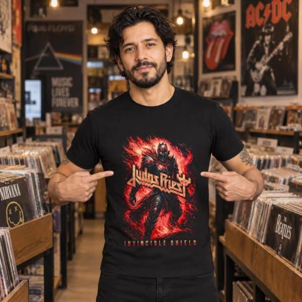 Modelo con playera negra de 2 en tienda de discos