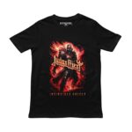 Playera negra con guerrero en llamas y logo de Judas Priest Invincible Shield en rojo y dorado