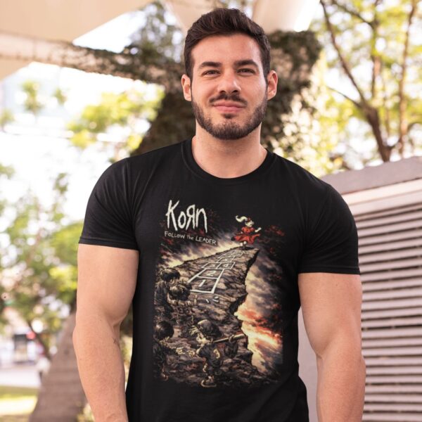 Hombre con playera negra de Korn Follow the Leader al aire libre