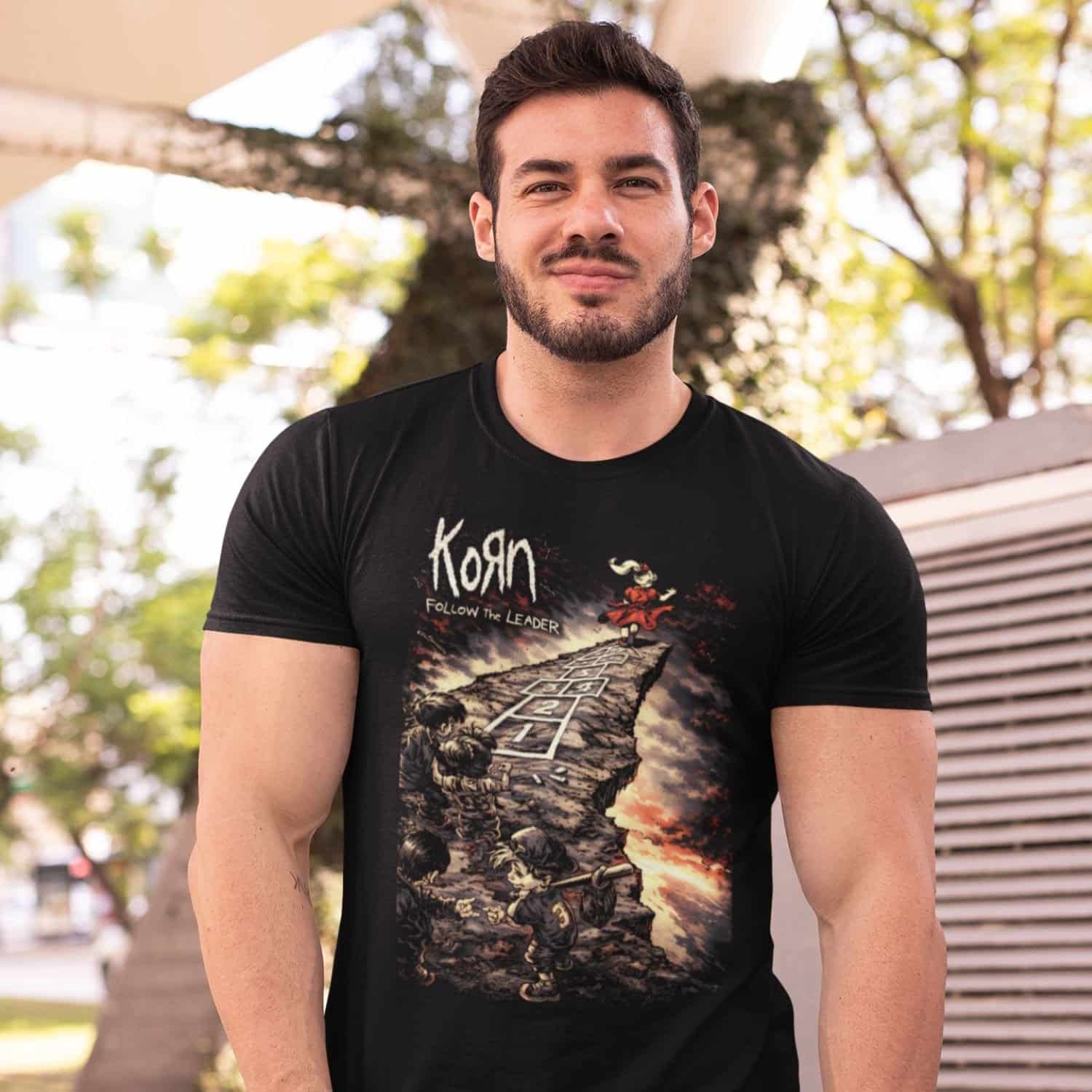 Hombre con playera negra de Korn Follow the Leader al aire libre