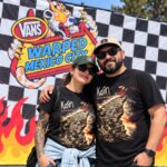 Pareja con playeras negras de Korn Follow the Leader en un festival