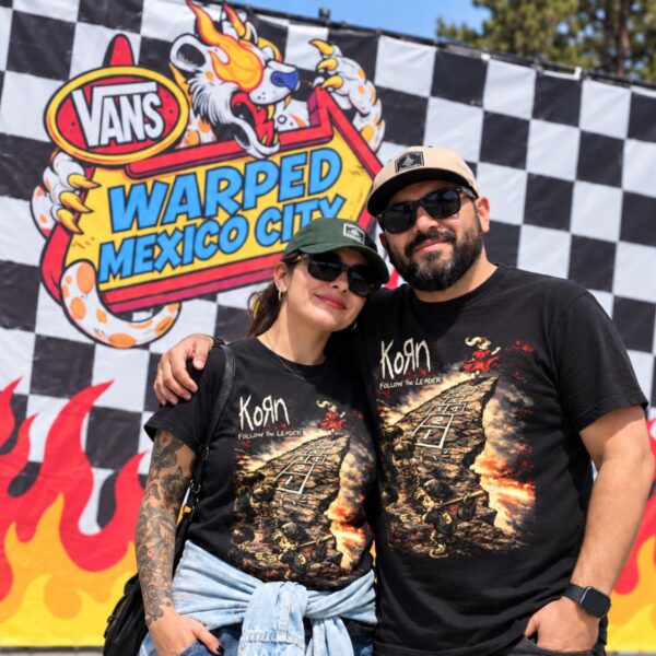 Pareja con playeras negras de Korn Follow the Leader en un festival