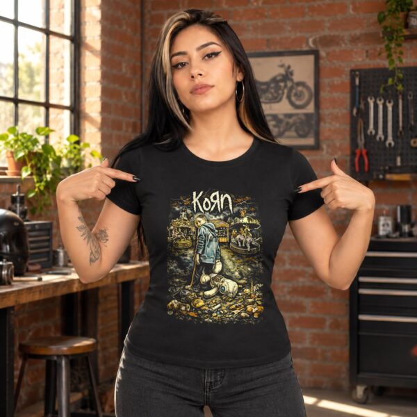Mujer con playera negra corte dama de Korn señalando el estampado