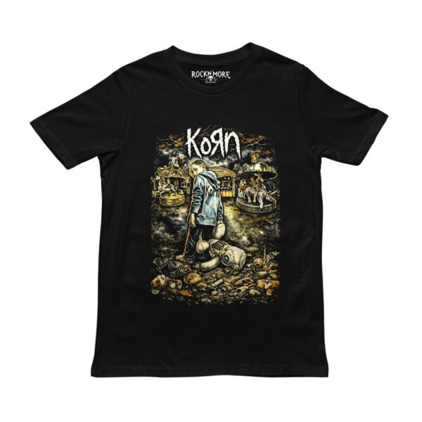 Playera negra con ilustración de Korn, niño y carruseles de juguetes rotos