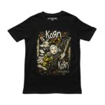 Playera negra de Korn con la ilustración Politics del niño, el conejo y la puerta