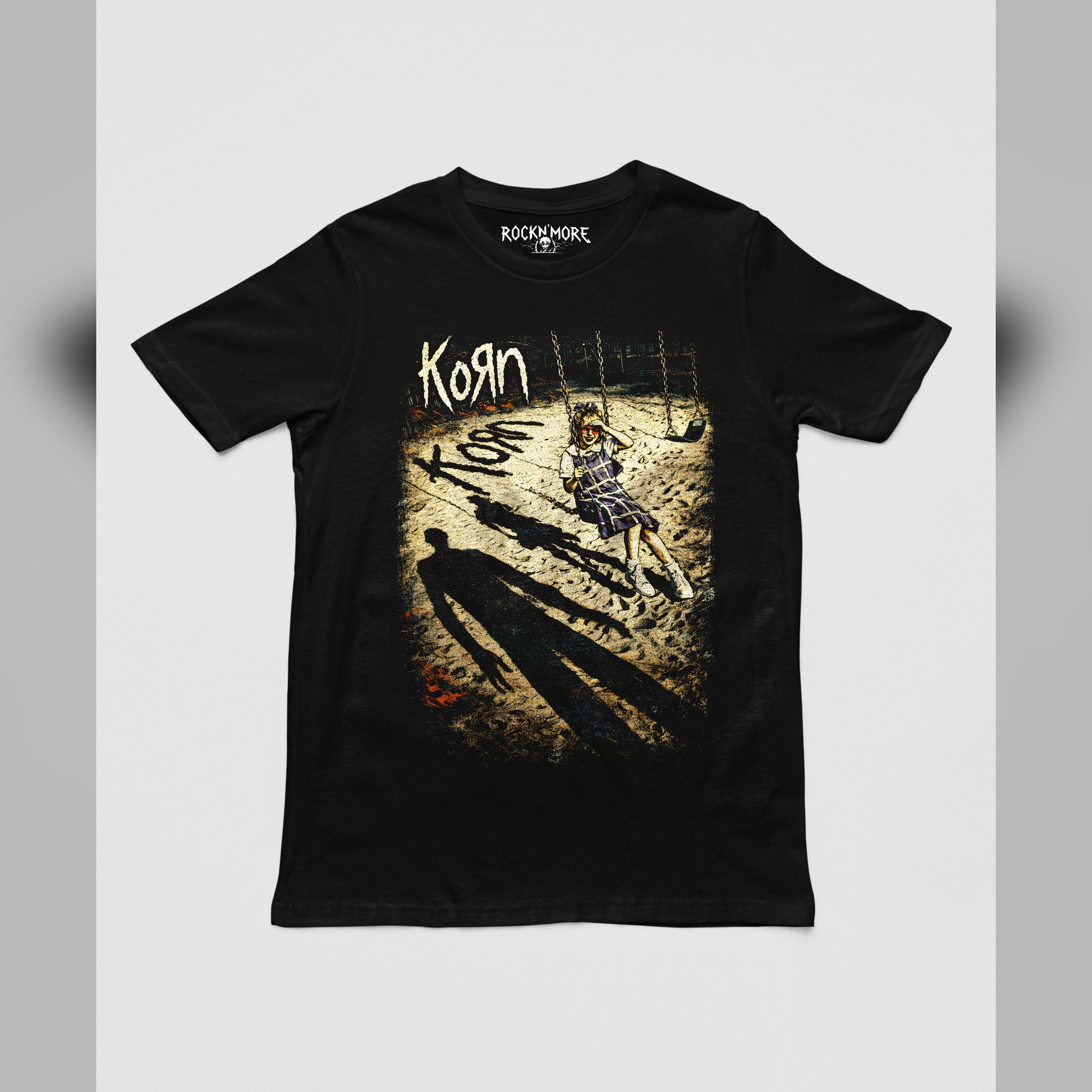 Playera negra corte caballero con el arte del primer álbum de Korn: niña en columpio y sombra