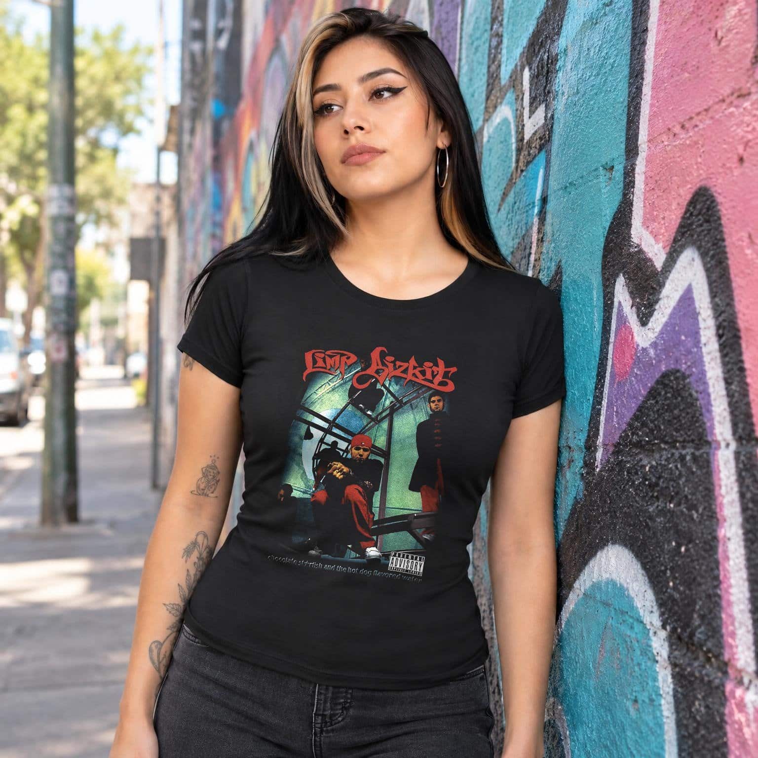 Modelo con playera negra corte dama de 1 en calle con grafiti