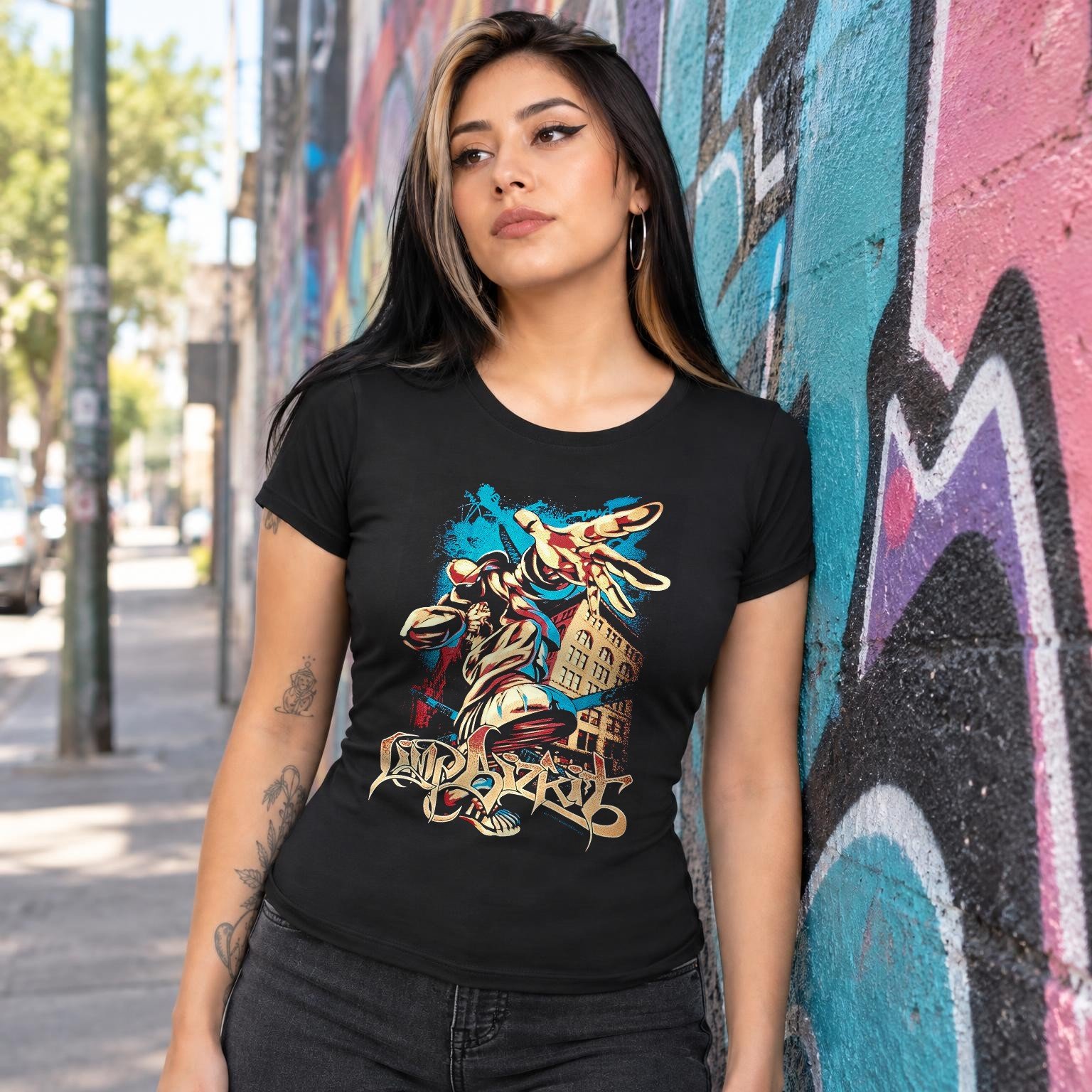 Modelo con playera negra corte dama de Limp Bizkit en calle con grafiti