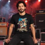 Modelo con playera negra de Limp Bizkit en concierto