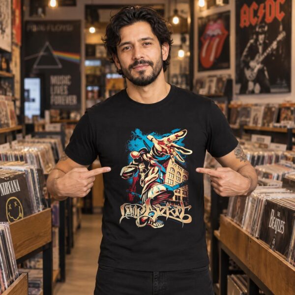 Modelo con playera negra de Limp Bizkit en tienda de discos
