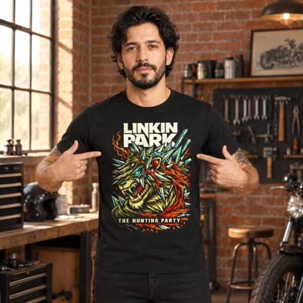Hombre señalando su playera negra de Linkin Park The Hunting Party en un taller