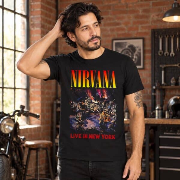 Modelo con playera negra de Nirvana en taller de ladrillo