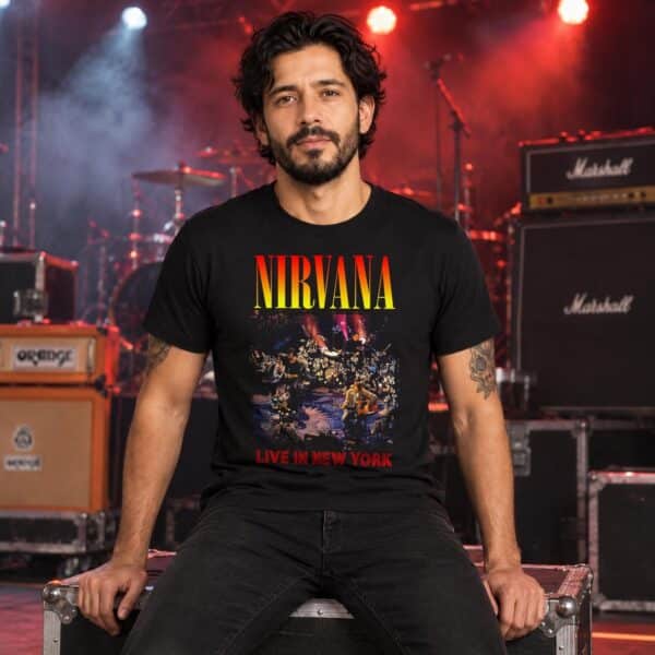 Modelo con playera negra de Nirvana en concierto