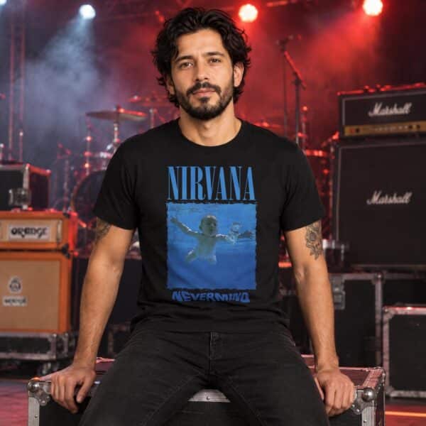 Modelo con playera negra de Nirvana en concierto