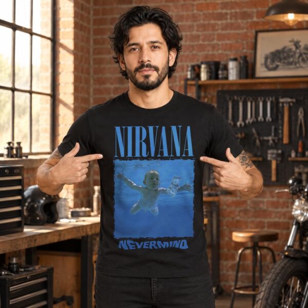 Modelo con playera negra de Nirvana en taller de ladrillo