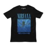Playera negra con diseño de Nirvana, vista frontal