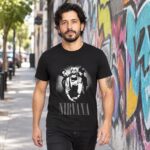 Modelo con playera negra de Nirvana en calle con grafiti
