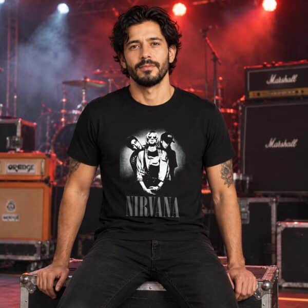 Modelo con playera negra de Nirvana en concierto