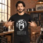 Modelo con playera negra de Nirvana en taller de ladrillo