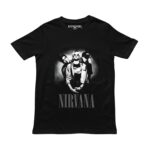 Playera negra con diseño de Nirvana, vista frontal