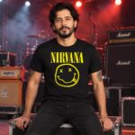 Modelo con playera negra de Nirvana en concierto