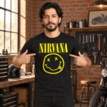 Modelo con playera negra de Nirvana en taller de ladrillo