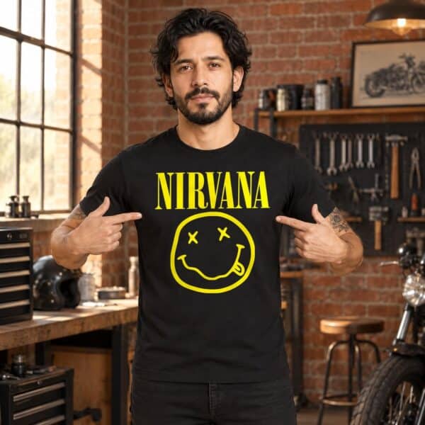 Modelo con playera negra de Nirvana en taller de ladrillo