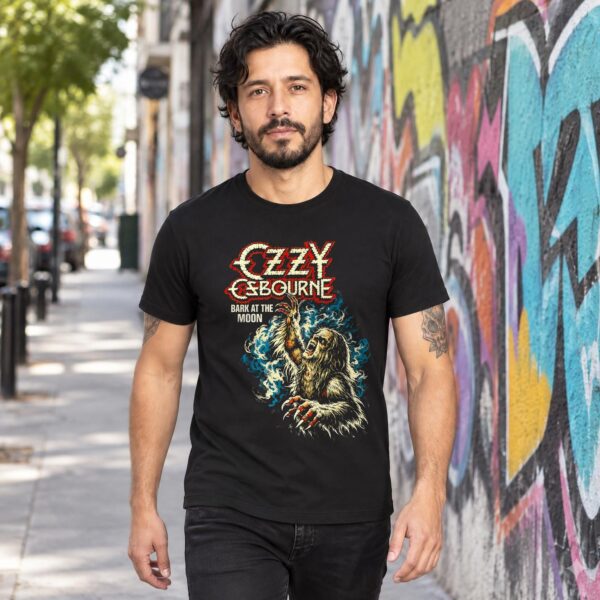 Modelo con playera negra de Ozzy Osbourne en calle con grafiti