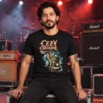 Modelo con playera negra de Ozzy Osbourne en concierto