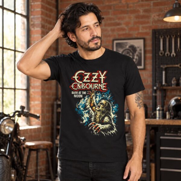 Modelo con playera negra de Ozzy Osbourne en taller de ladrillo