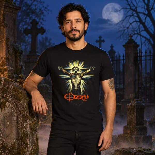 Modelo con playera negra de 4 en cementerio