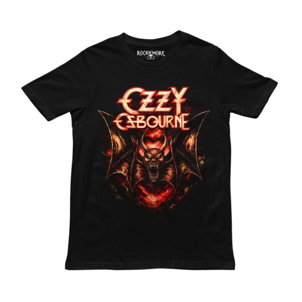 Playera negra con diseño de Ozzy Osbourne: demonio alado en llamas y logotipo en rojo y dorado