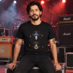 Modelo con playera negra de Ozzy Osbourne en concierto