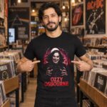 Modelo con playera negra de 1 en tienda de discos