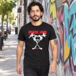 Modelo con playera negra de Pearl Jam en calle con grafiti