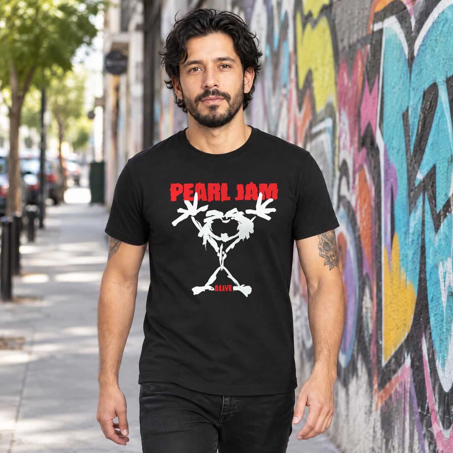 Modelo con playera negra de Pearl Jam en calle con grafiti