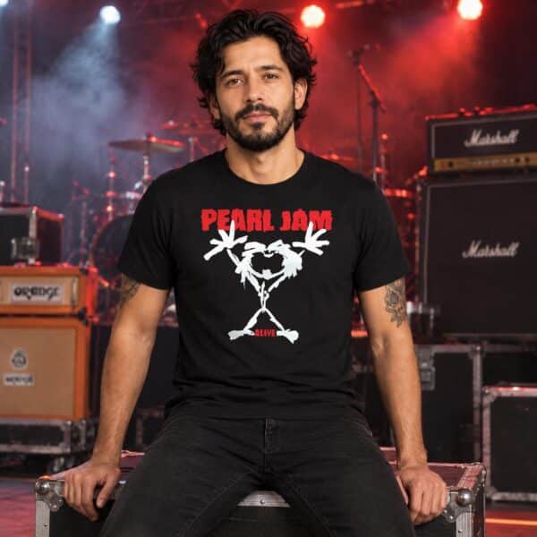 Modelo con playera negra de Pearl Jam en concierto