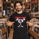 Modelo con playera negra de Pearl Jam en tienda de discos