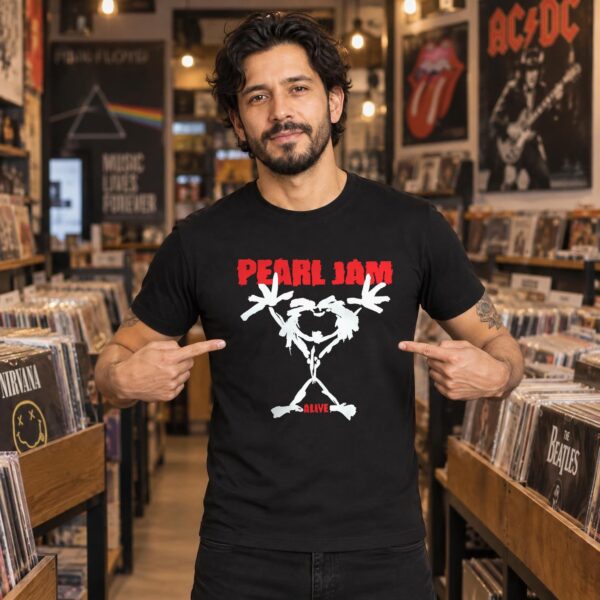 Modelo con playera negra de Pearl Jam en tienda de discos