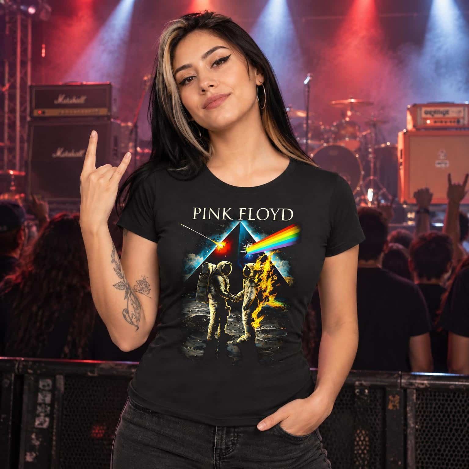 Modelo con playera negra corte dama de Pink Floyd en concierto