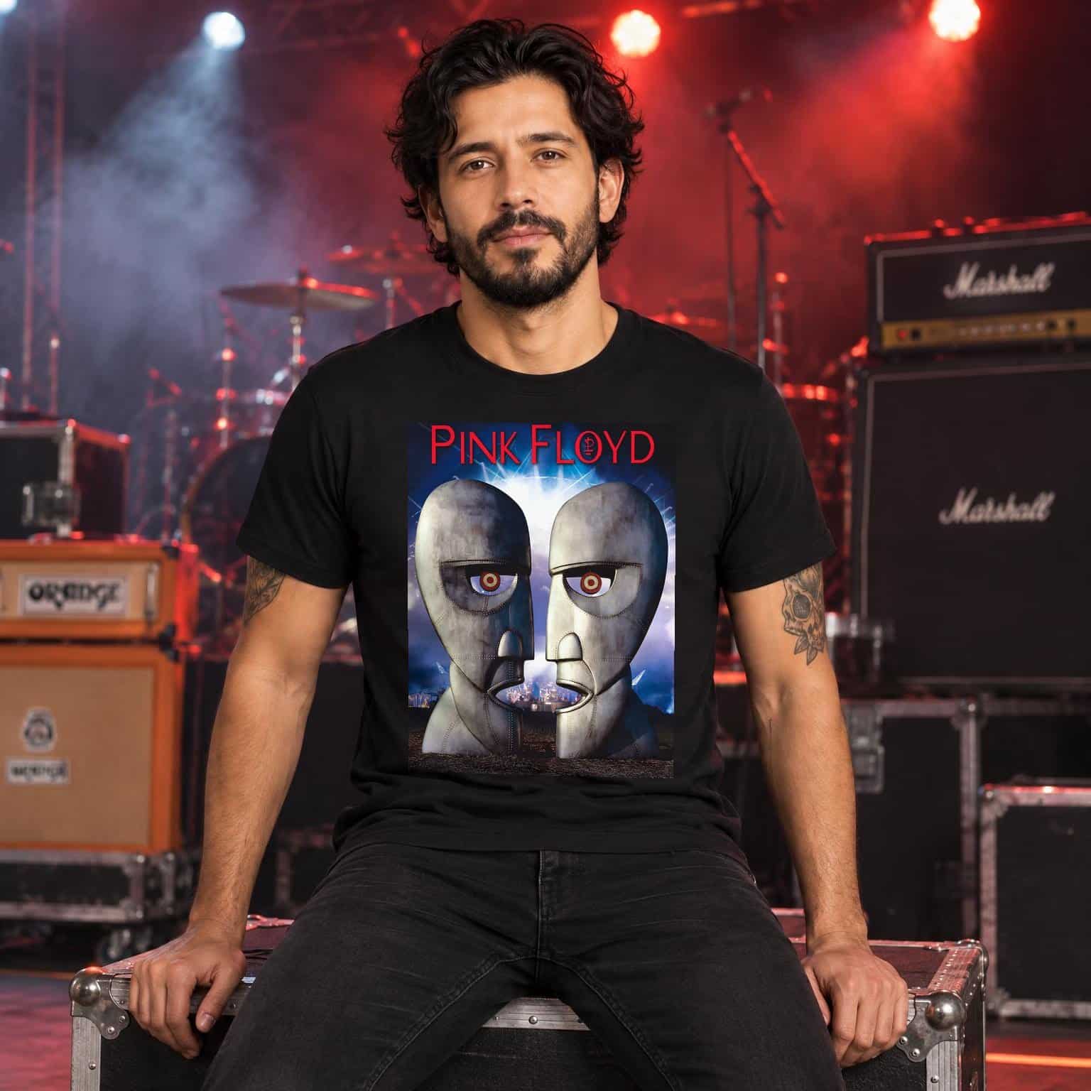 Modelo con playera negra de Pink Floyd en concierto