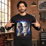 Hombre señalando su sudadera negra de Pink Floyd con las cabezas metálicas