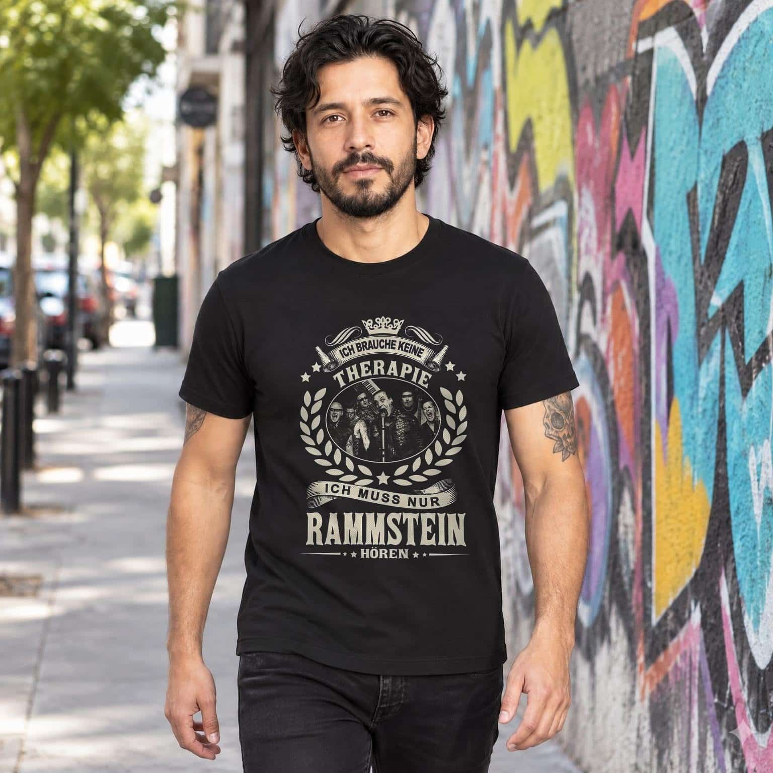 Modelo con playera negra de Rammstein en calle con grafiti