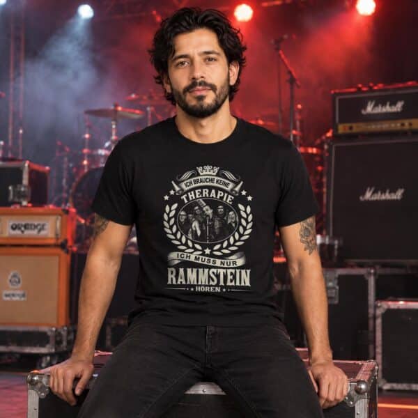 Modelo con playera negra de Rammstein en concierto