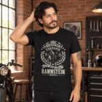 Modelo con playera negra de Rammstein en taller de ladrillo