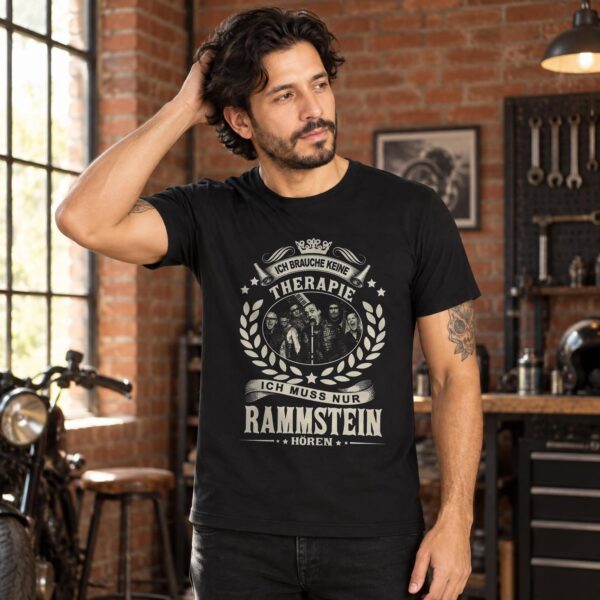 Modelo con playera negra de Rammstein en taller de ladrillo
