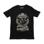 Playera negra con escudo vintage de Rammstein y la frase Ich brauche keine Therapie en tonos hueso