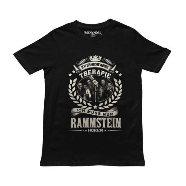 Playera negra con escudo vintage de Rammstein y la frase Ich brauche keine Therapie en tonos hueso