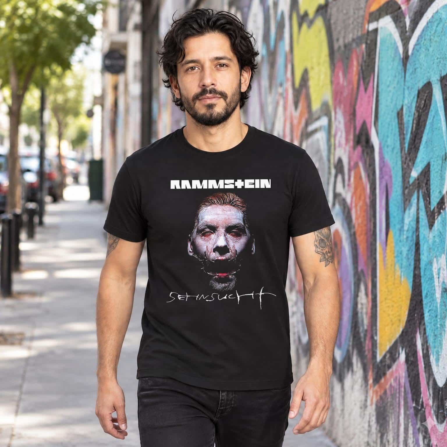 Modelo con playera negra de Rammstein en calle con grafiti